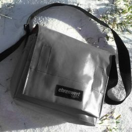 kleine Umhängetasche in silber